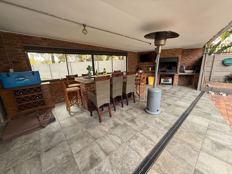 Modern Family Home with Flatlet and Solar! - Photo 8