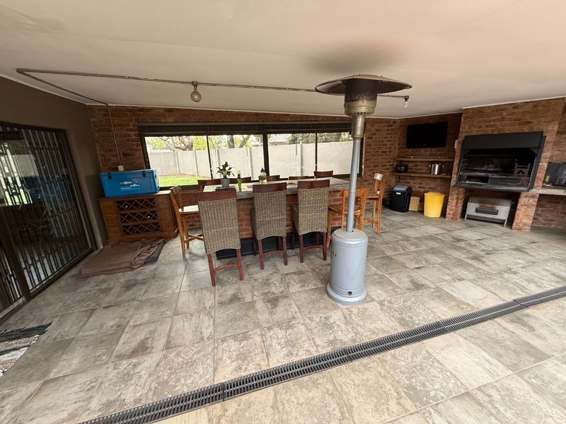 Modern Family Home with Flatlet and Solar! - Photo 2