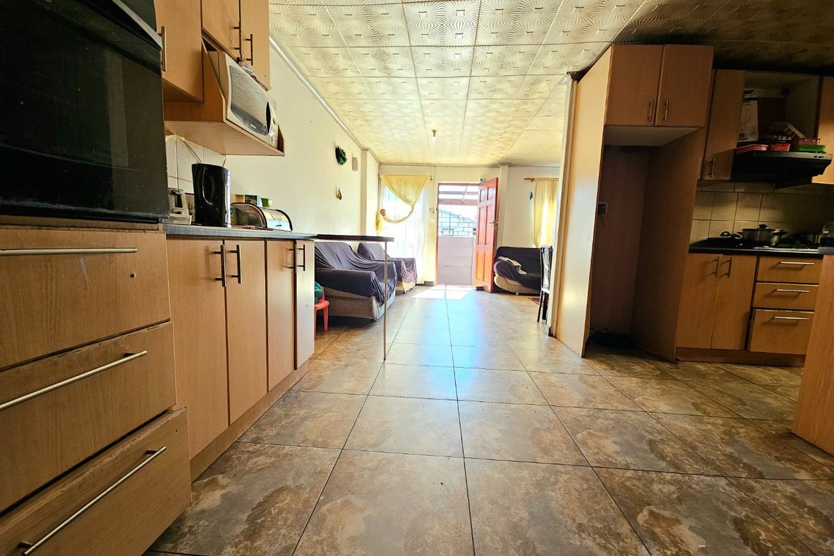 Three bedroom house with garage - Photo 5