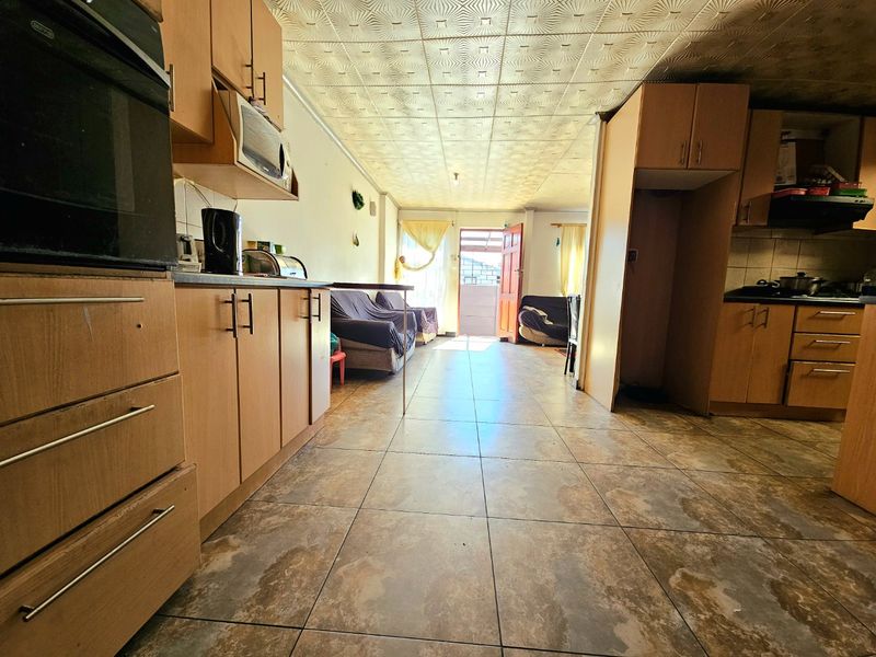 Three bedroom house with garage - Photo 5