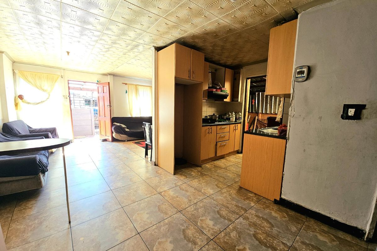 Three bedroom house with garage - Photo 4