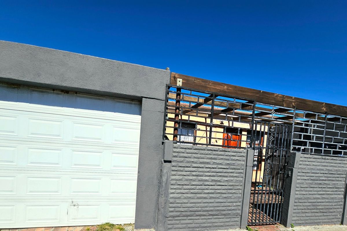 Three bedroom house with garage - Photo 2