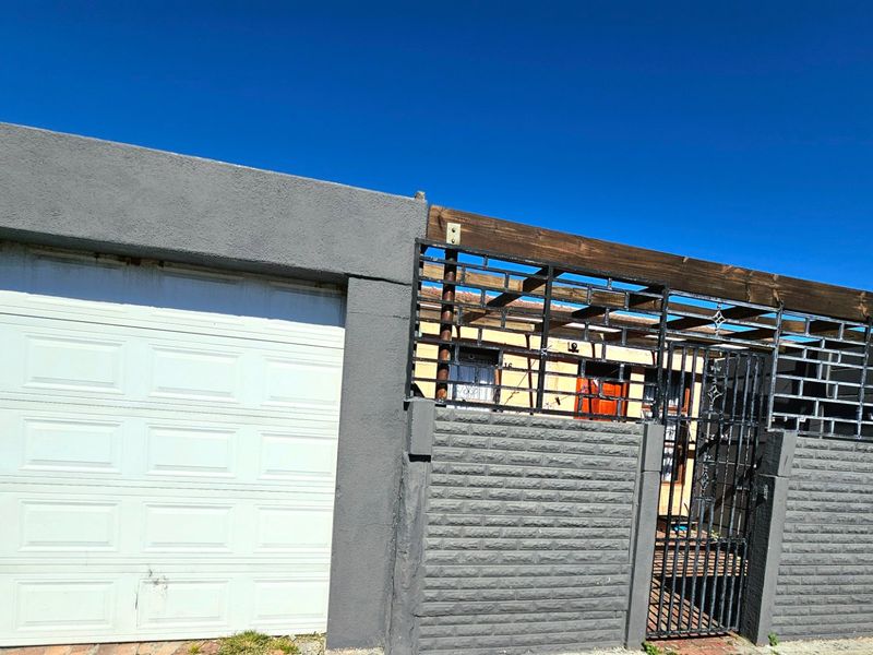 Three bedroom house with garage - Photo 2