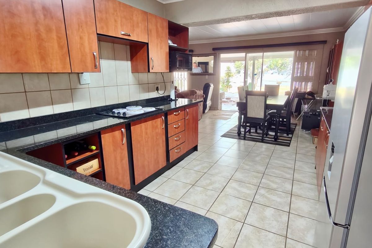 Your Waterfront Paradise Awaits – Exclusive Waterfront Property! - Photo 2