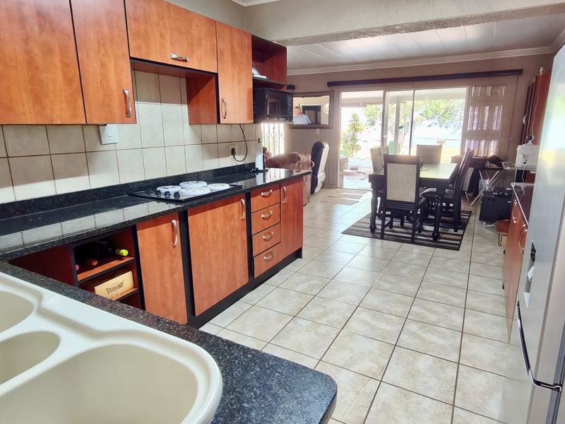 Your Waterfront Paradise Awaits – Exclusive Waterfront Property! - Photo 2