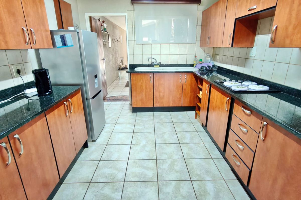 Your Waterfront Paradise Awaits – Exclusive Waterfront Property! - Photo 3