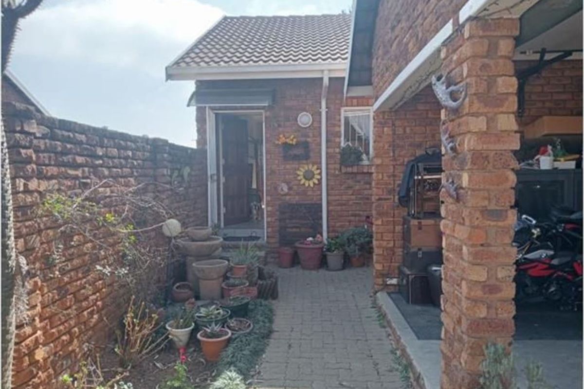 Charming Family Home with Ample Space and Modern Comforts - Photo 3