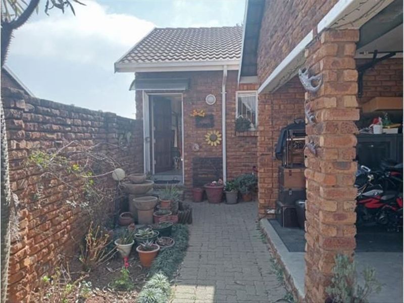 Charming Family Home with Ample Space and Modern Comforts - Photo 3