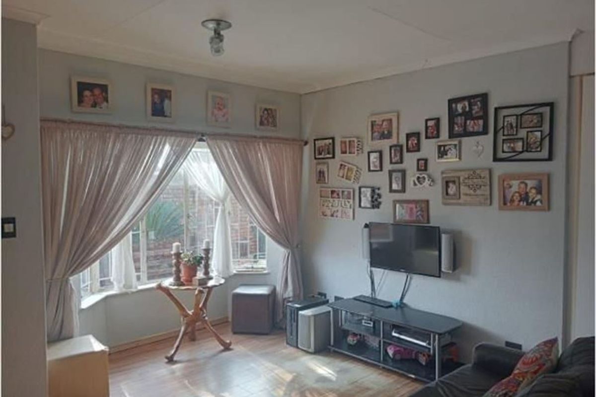 Charming Family Home with Ample Space and Modern Comforts - Photo 2