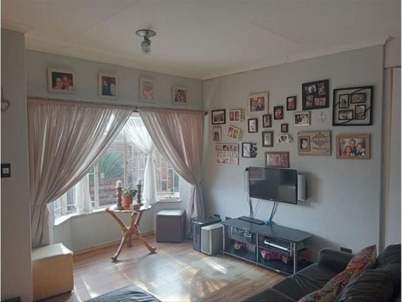 Charming Family Home with Ample Space and Modern Comforts - Photo 2