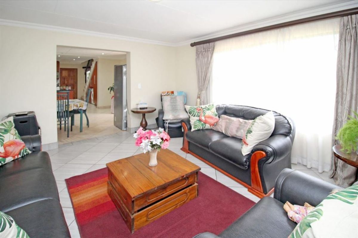 Spacious Family Home with Modern Features - Photo 2