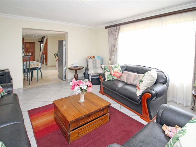 Spacious Family Home with Modern Features - Photo 2