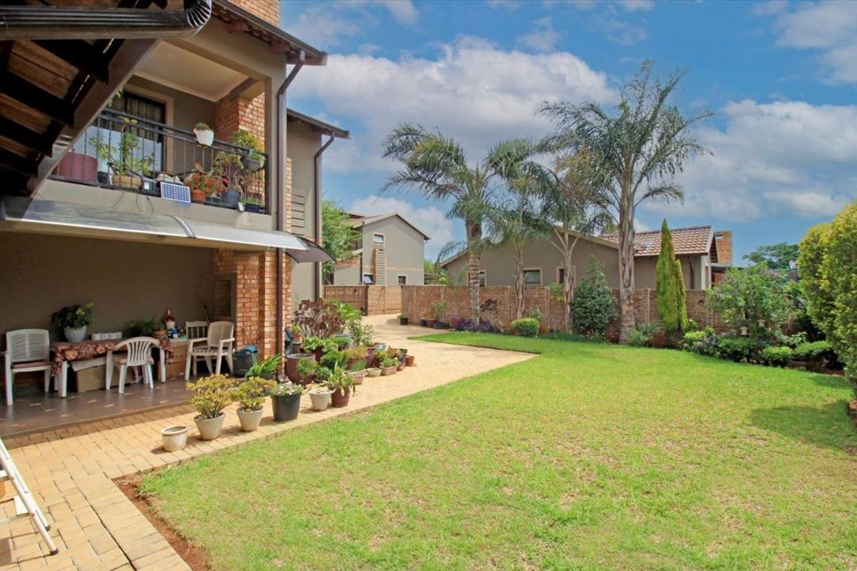 Spacious Family Home with Modern Features - Photo 3