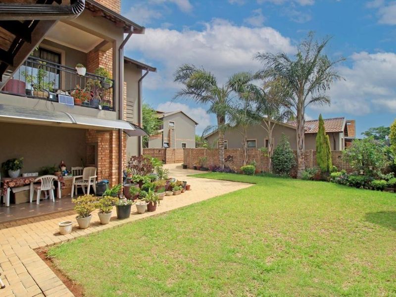 Spacious Family Home with Modern Features - Photo 3