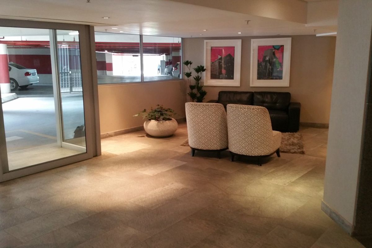 Upmarket 2-bedroom, 2-bathroom apartment , Sandhurst, Sandton, Central! - Photo 4