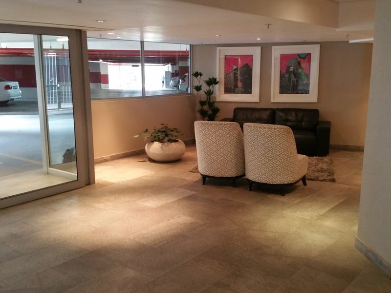Upmarket 2-bedroom, 2-bathroom apartment , Sandhurst, Sandton, Central! - Photo 4