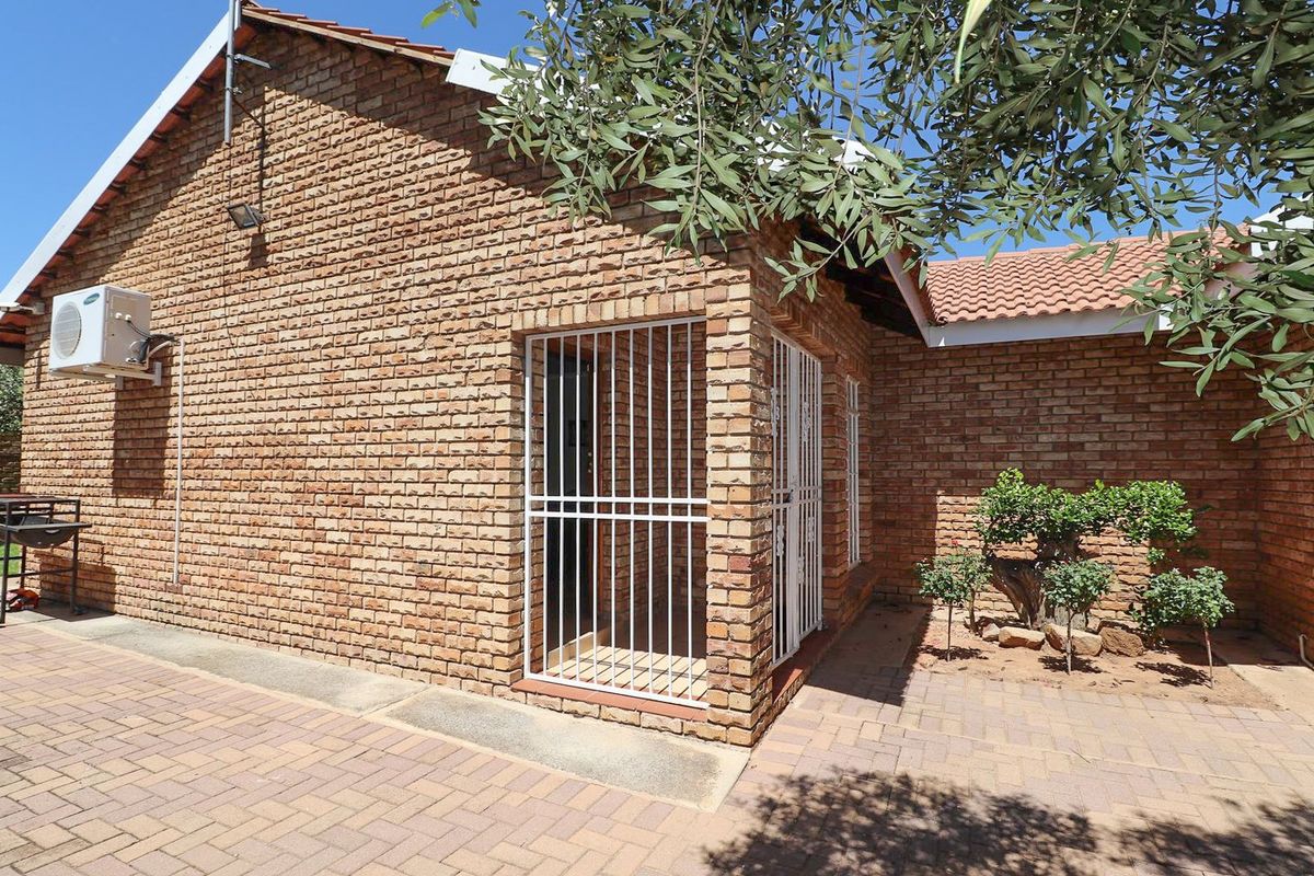 SPACIOUS FULL TITLE TOWNHOUSE - Photo 2