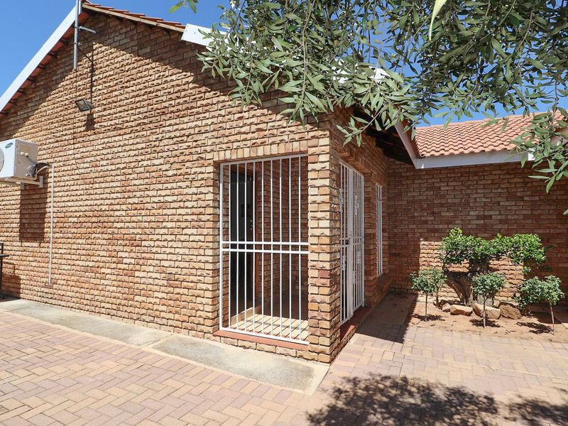 SPACIOUS FULL TITLE TOWNHOUSE - Photo 2