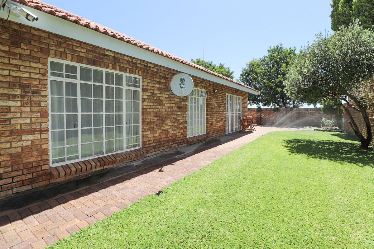 SPACIOUS FULL TITLE TOWNHOUSE - Photo 4