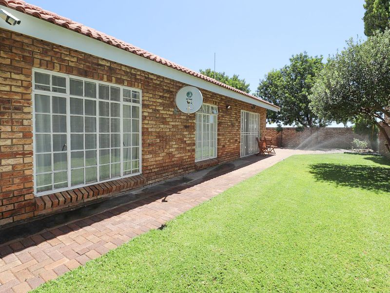 SPACIOUS FULL TITLE TOWNHOUSE - Photo 4