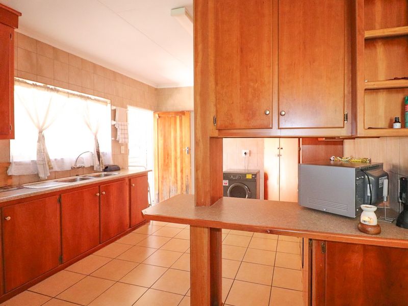 SPACIOUS FULL TITLE TOWNHOUSE - Photo 10