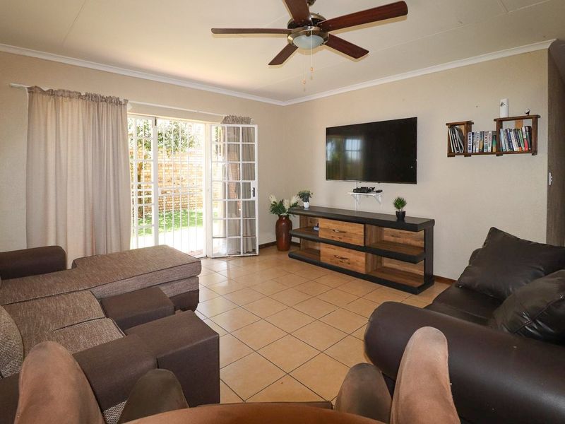 SPACIOUS FULL TITLE TOWNHOUSE - Photo 7