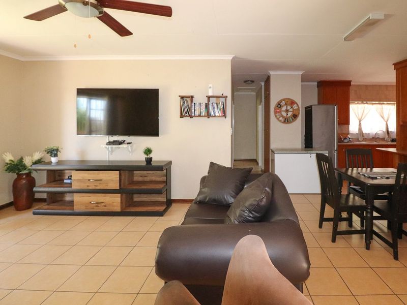 SPACIOUS FULL TITLE TOWNHOUSE - Photo 6