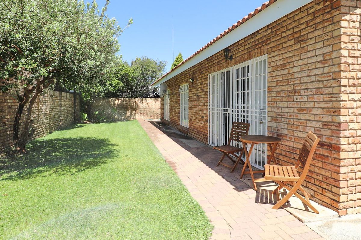 SPACIOUS FULL TITLE TOWNHOUSE - Photo 3