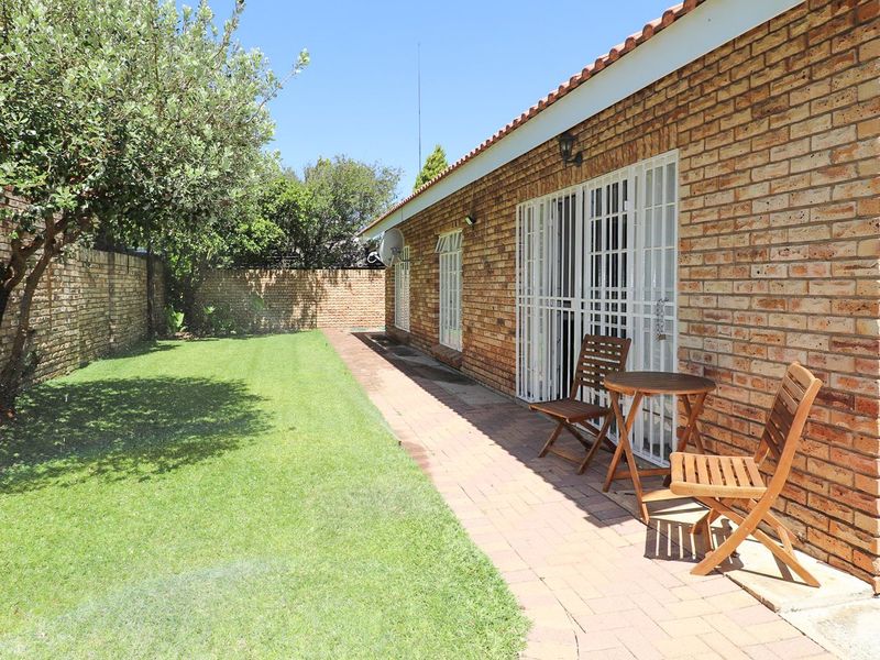 SPACIOUS FULL TITLE TOWNHOUSE - Photo 3