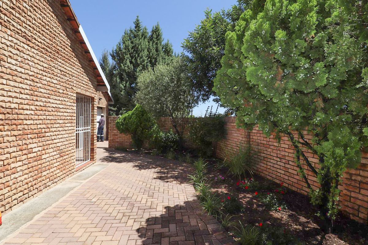 SPACIOUS FULL TITLE TOWNHOUSE - Photo 5