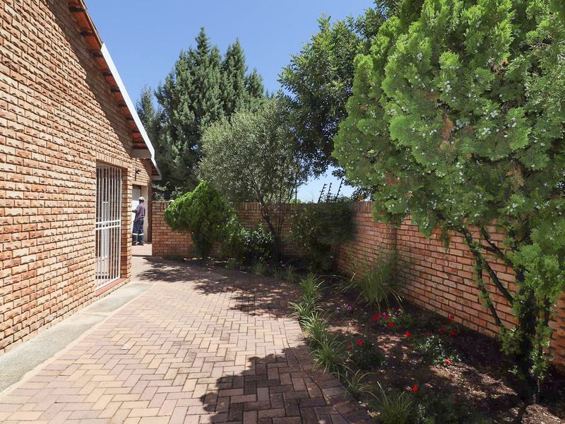 SPACIOUS FULL TITLE TOWNHOUSE - Photo 5