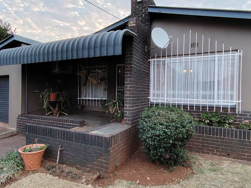 Charming and well maintained 3-Bedroom Family Gem - Photo 2