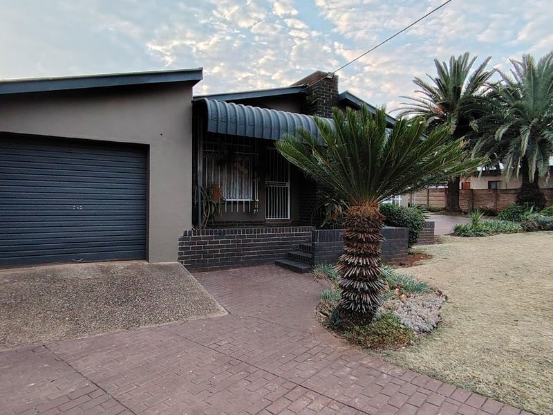 Charming and well maintained 3-Bedroom Family Gem - Photo 4