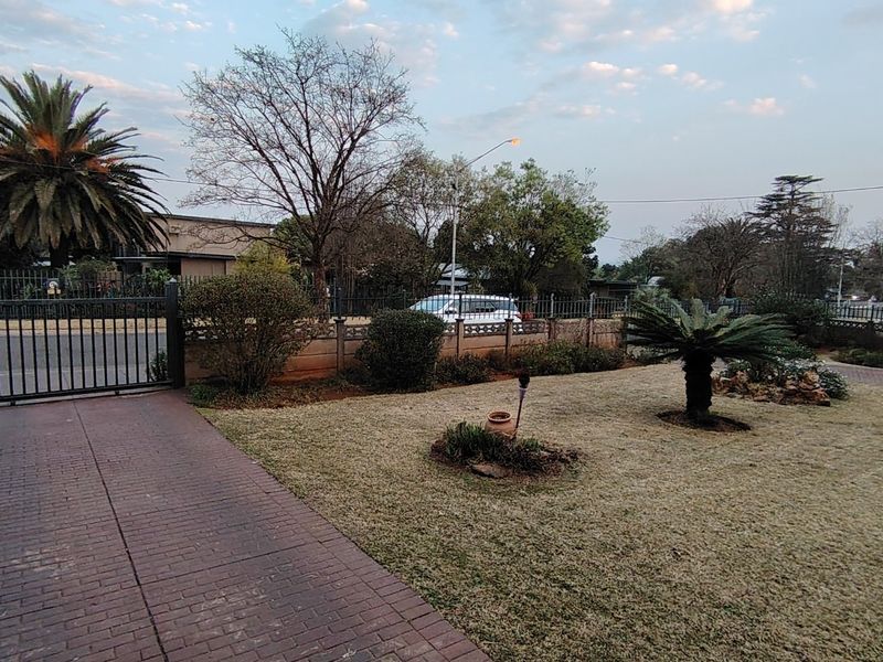 Charming and well maintained 3-Bedroom Family Gem - Photo 7