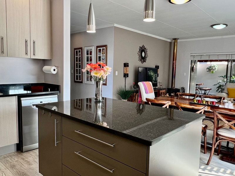 STYLISH, LOW MAINTENANCE LIVING IN PRESTIGIOUS EARL COURT LIFESTYLE ESTATE - Photo 8