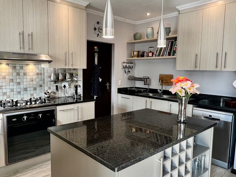 STYLISH, LOW MAINTENANCE LIVING IN PRESTIGIOUS EARL COURT LIFESTYLE ESTATE - Photo 6