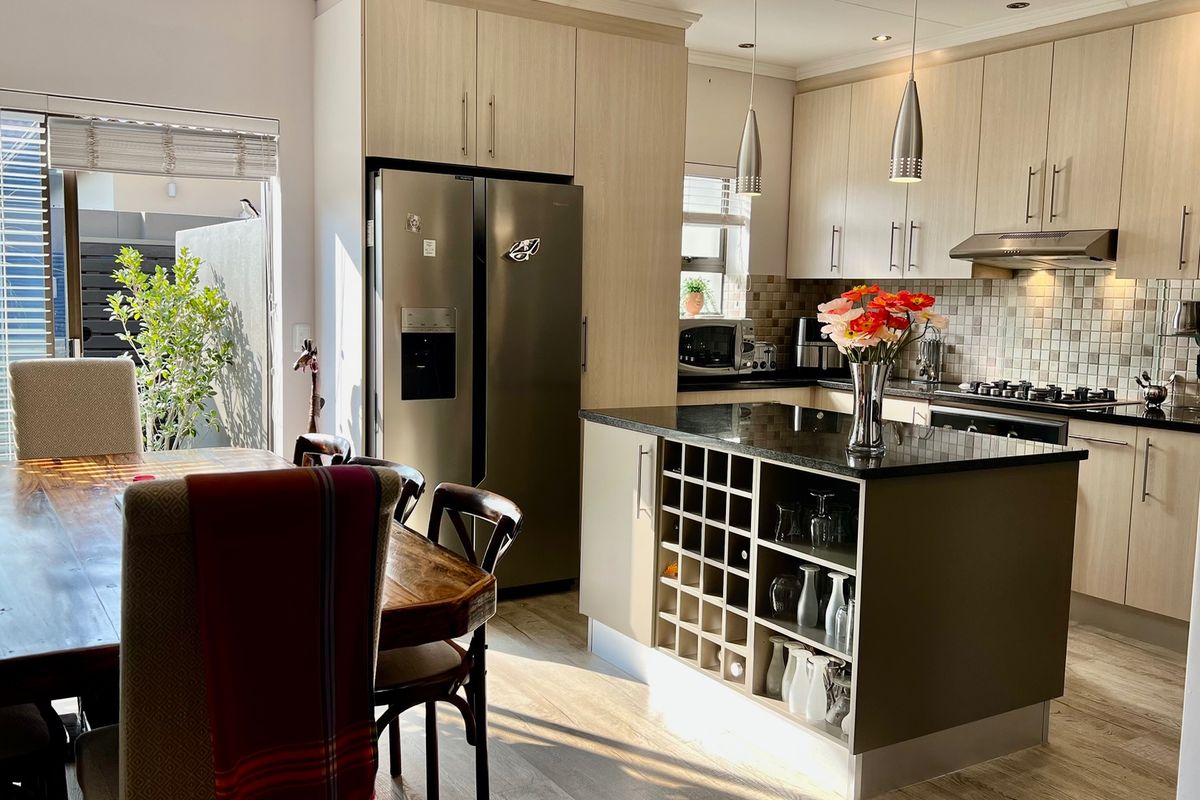 STYLISH, LOW MAINTENANCE LIVING IN PRESTIGIOUS EARL COURT LIFESTYLE ESTATE - Photo 3