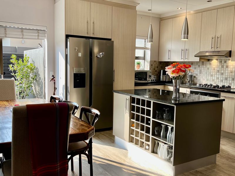 STYLISH, LOW MAINTENANCE LIVING IN PRESTIGIOUS EARL COURT LIFESTYLE ESTATE - Photo 3