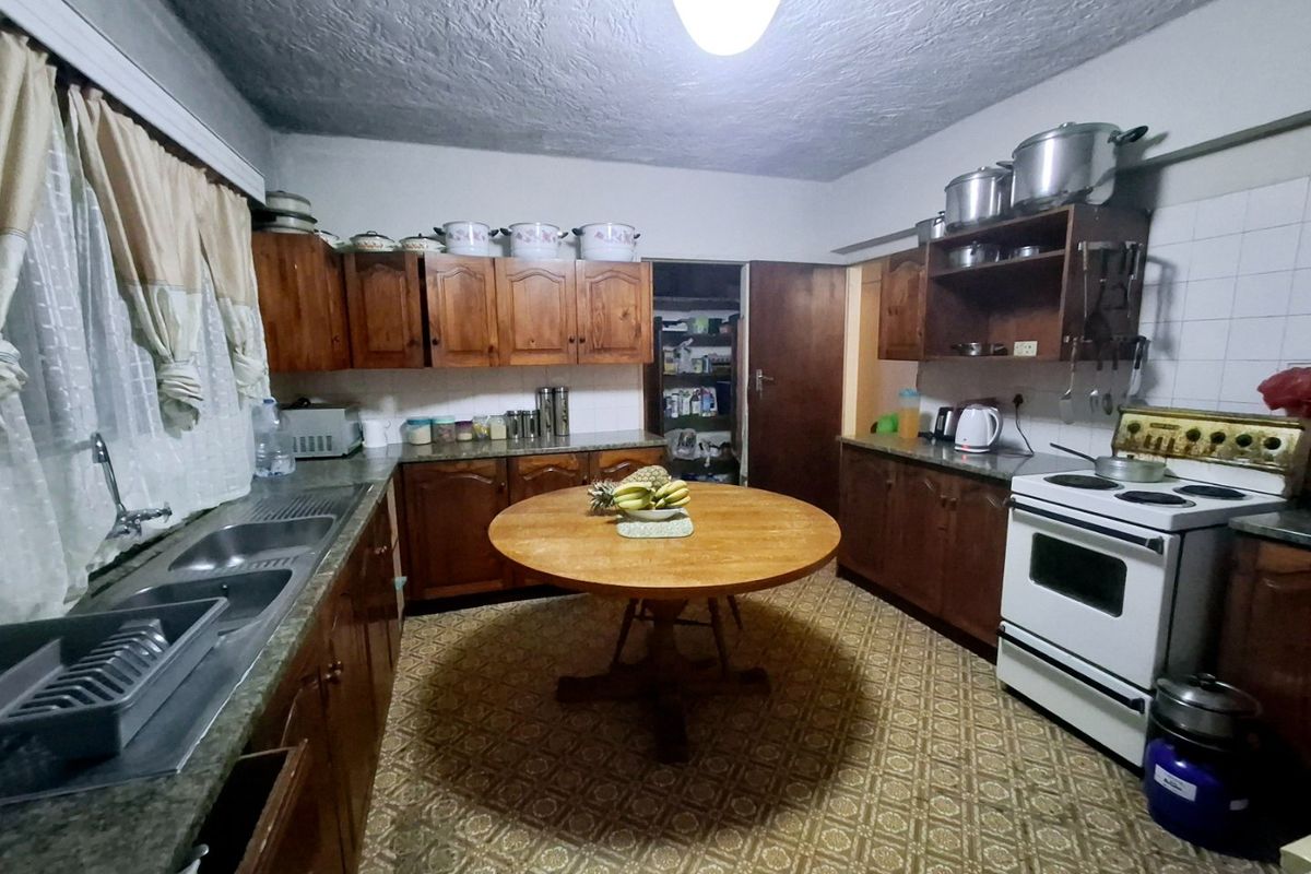 Luxury Four-Bedroom Apartment in Prime Location  - Photo 2