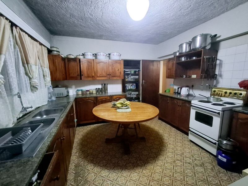 Luxury Four-Bedroom Apartment in Prime Location  - Photo 2