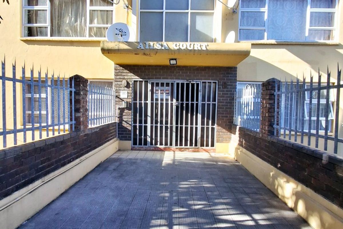 Luxury Four-Bedroom Apartment in Prime Location  - Photo 3