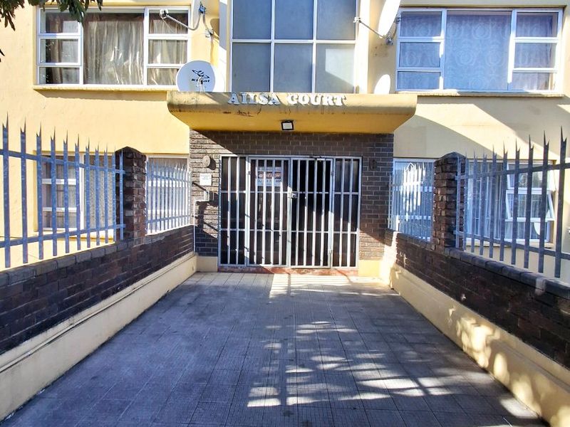 Luxury Four-Bedroom Apartment in Prime Location  - Photo 3