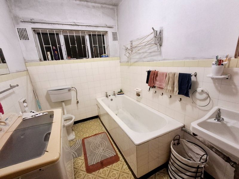 Luxury Four-Bedroom Apartment in Prime Location  - Photo 5