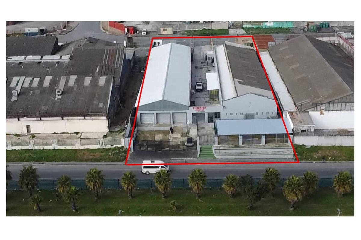 High-Potential Industrial Property in a Prime Location - Ideal Site for Wholesale, Church Premises, Warehouses, Manufacturing, Distribution, Storage or Butchery Business. - Photo 2