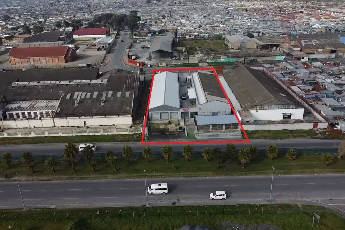 High-Potential Industrial Property in a Prime Location - Ideal Site for Wholesale, Church Premises, Warehouses, Manufacturing, Distribution, Storage or Butchery Business. - Photo 3