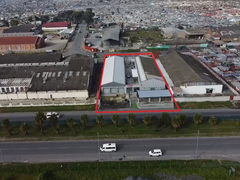 High-Potential Industrial Property in a Prime Location - Ideal Site for Wholesale, Church Premises, Warehouses, Manufacturing, Distribution, Storage or Butchery Business. - Photo 3