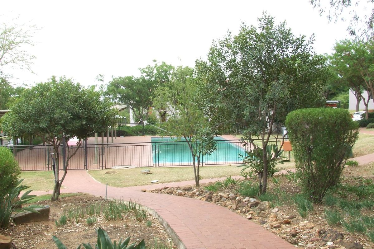 Stylish 2-Bedroom 1-Bathroom Apartment for Sale in Jackal Creek Golf Estate - Photo 2