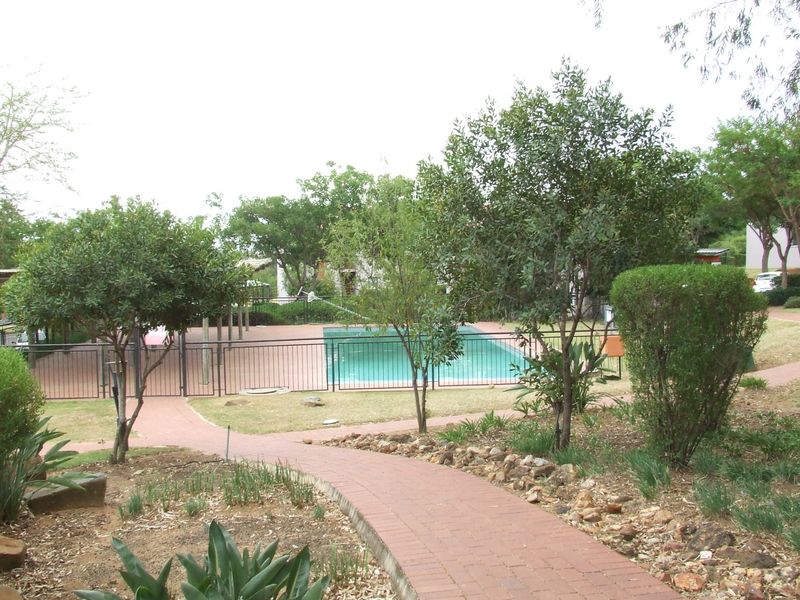 Stylish 2-Bedroom 1-Bathroom Apartment for Sale in Jackal Creek Golf Estate - Photo 2