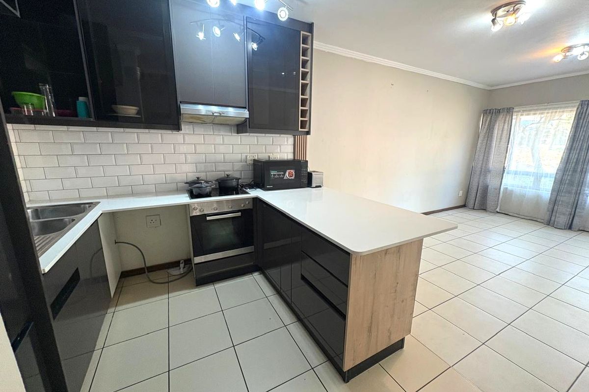 Stylish 2-Bedroom 1-Bathroom Apartment for Sale in Jackal Creek Golf Estate - Photo 5