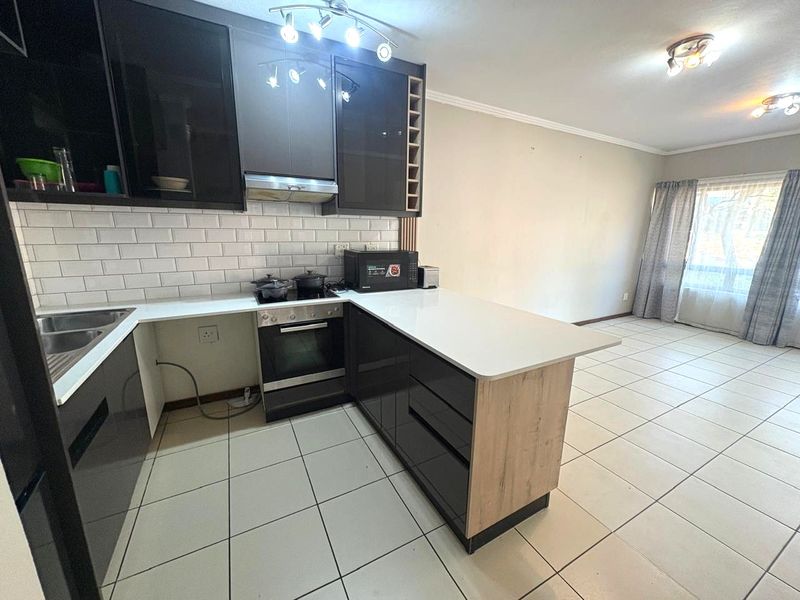 Stylish 2-Bedroom 1-Bathroom Apartment for Sale in Jackal Creek Golf Estate - Photo 5